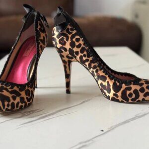 Betsey Johnson Leopard Print Heels – Size 8